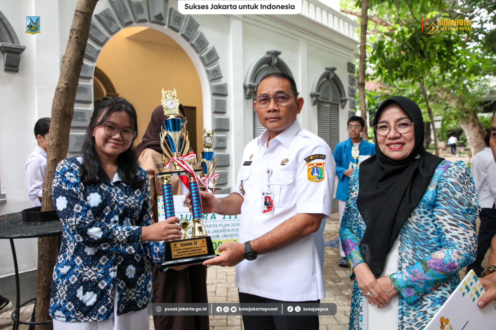 Wali Kota Jakpus Serahkan Piala dan Piagam Penghargaan Pemenang Lomba JAKBEE