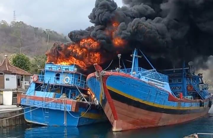 TNI AL LAKSANAKAN PENGAMANAN DAN BANTU PADAMKAN KAPAL TERBAKAR DI KAWASAN PELABUHAN MASAMI PASIFIK BANYUWANGI