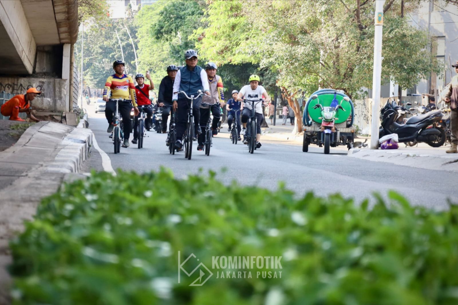 Hijaukan Jakpus, Wali Kota Tanam Tabebuya Pink di Bawah Flyover Jati Baru