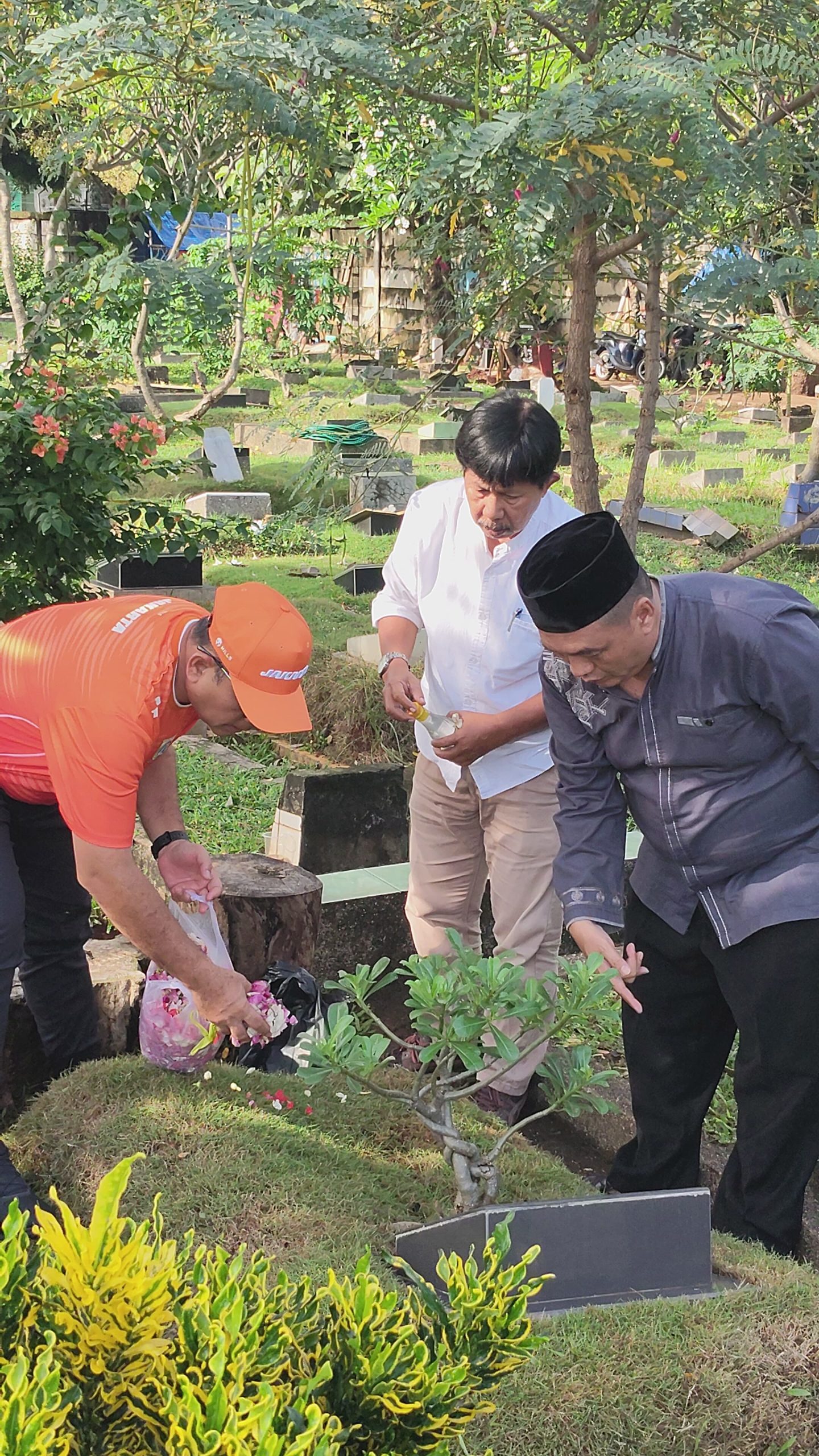 Wali Kota Jakpus Arifin Ziarah ke Makam Orang Tua, Didampingi Ketua Pokja PWI Jakpus