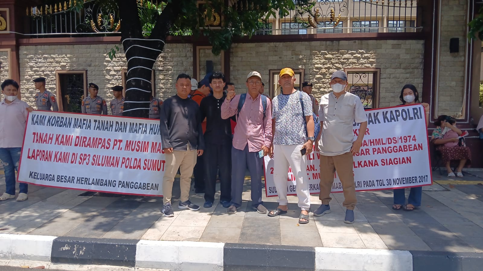Lagi! Keluarga Herlambang Panggabean Aksi Damai di Depan Mabes Polri Tuntut Keadilan untuk Tanah Mereka