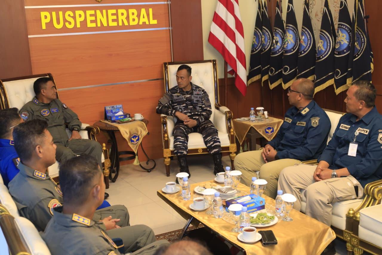 KEPALA DINAS PENERANGAN ANGKATAN LAUT TERIMA BREVET KEHORMATAN PENERBANGAN TNI AL