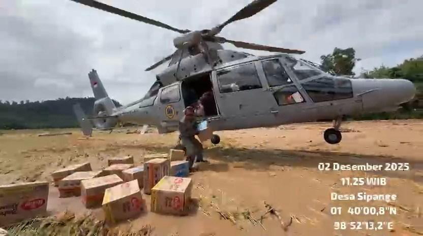 HELIKOPTER TNI AL TURUNKAN BANTUAN BAGI MASYARAKAT DI TAPANULI TENGAH