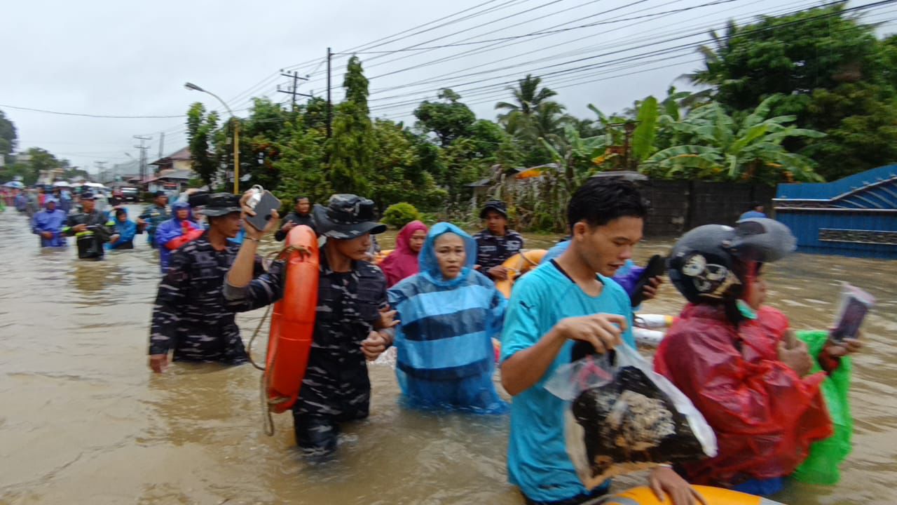 TNI AL EVAKUASI MASYARAKAT TERDAMPAK BENCANA BANJIR DI TAPANULI TENGAH