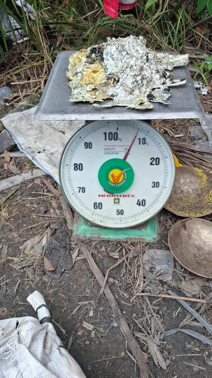 TNI AL YANG TERGABUNG DALAM SATGAS HALILINTAR AMANKAN RATUSAN KG TIMAH BATANGAN DI AIR ANYIR