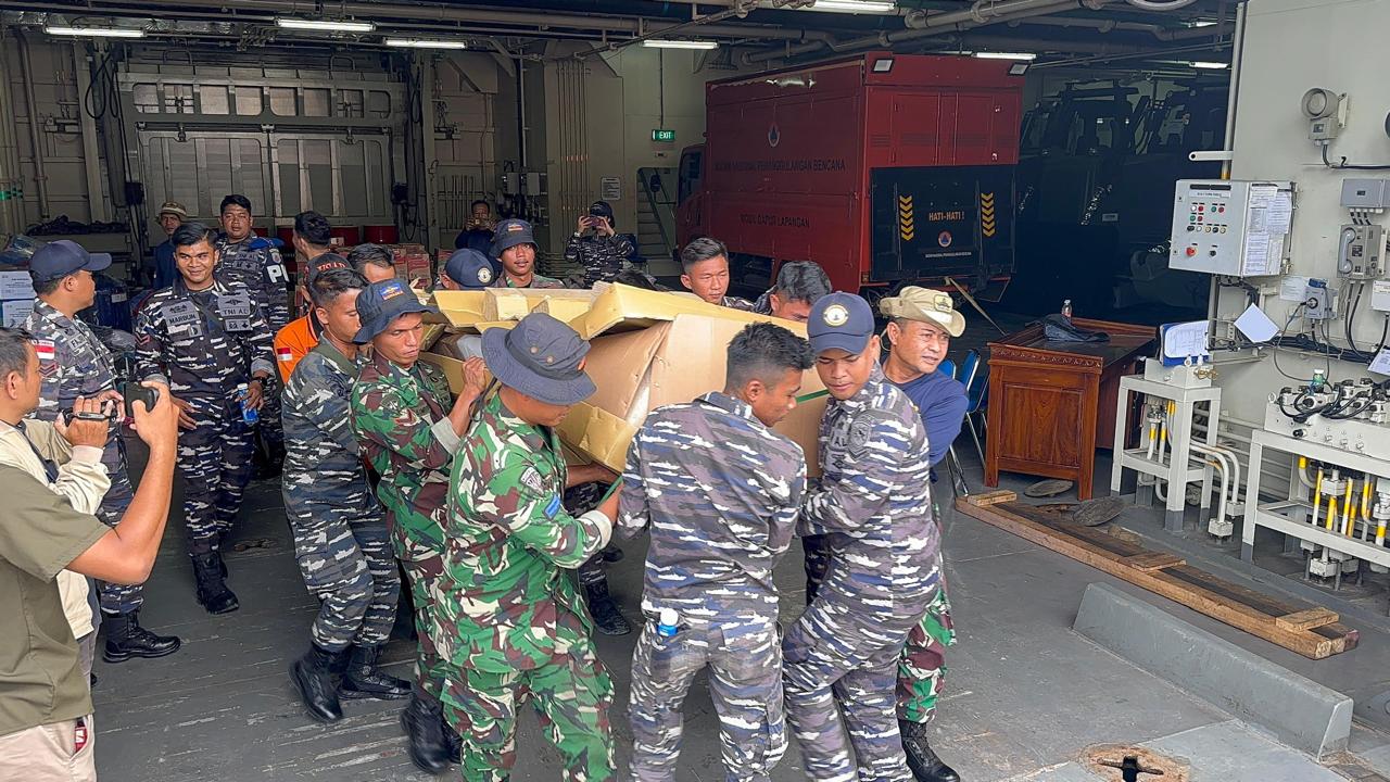 TIBA DI NIAS, KRI SEMARANG-594 SALURKAN BANTUAN KEMANUSIAAN KEPADA KORBAN TERDAMPAK BANJIR