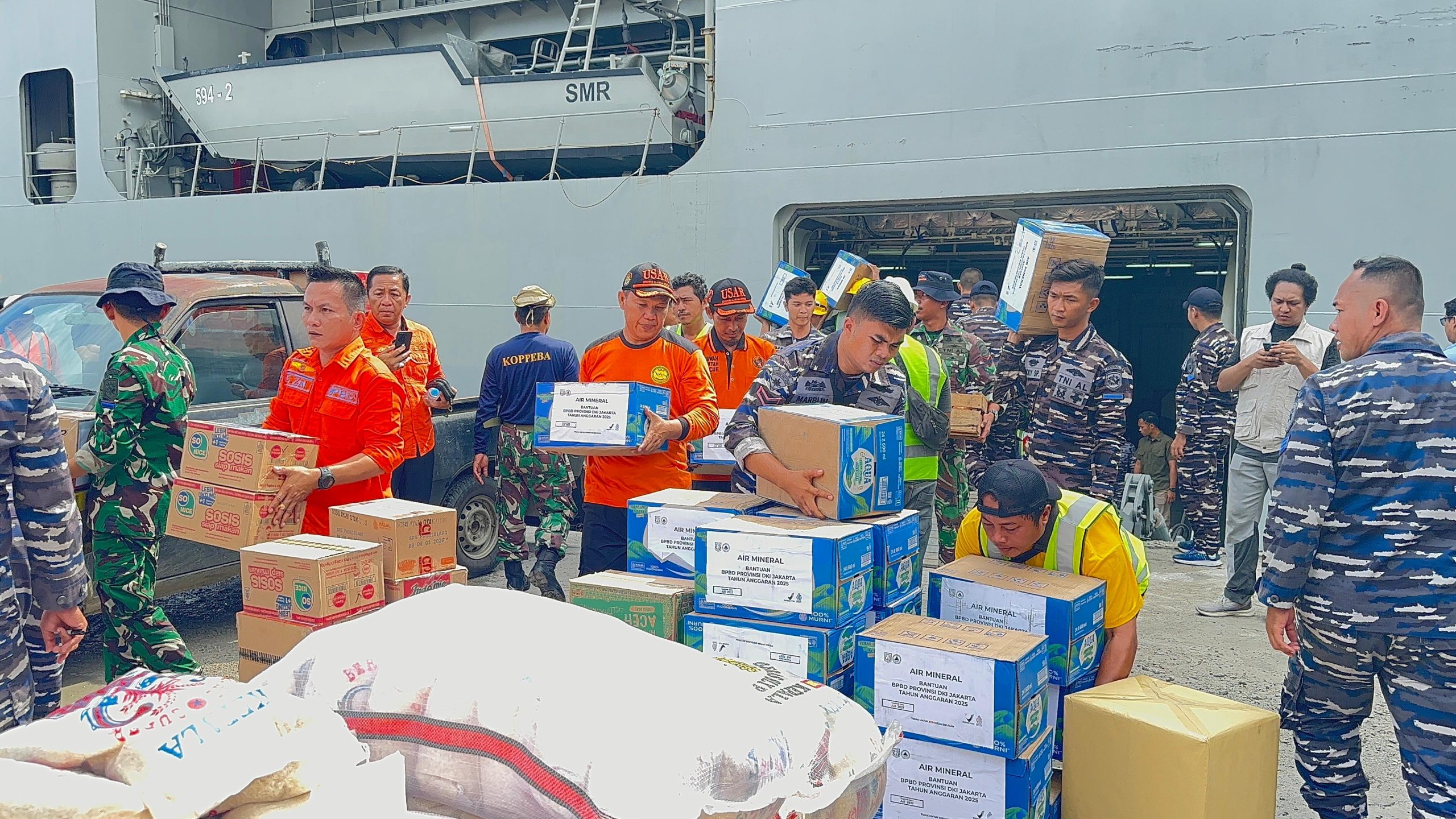 KRI SEMARANG-594 TIBA DI NIAS, BANTUAN DIDISTRIBUSI TNI AL MELALUI UDARA